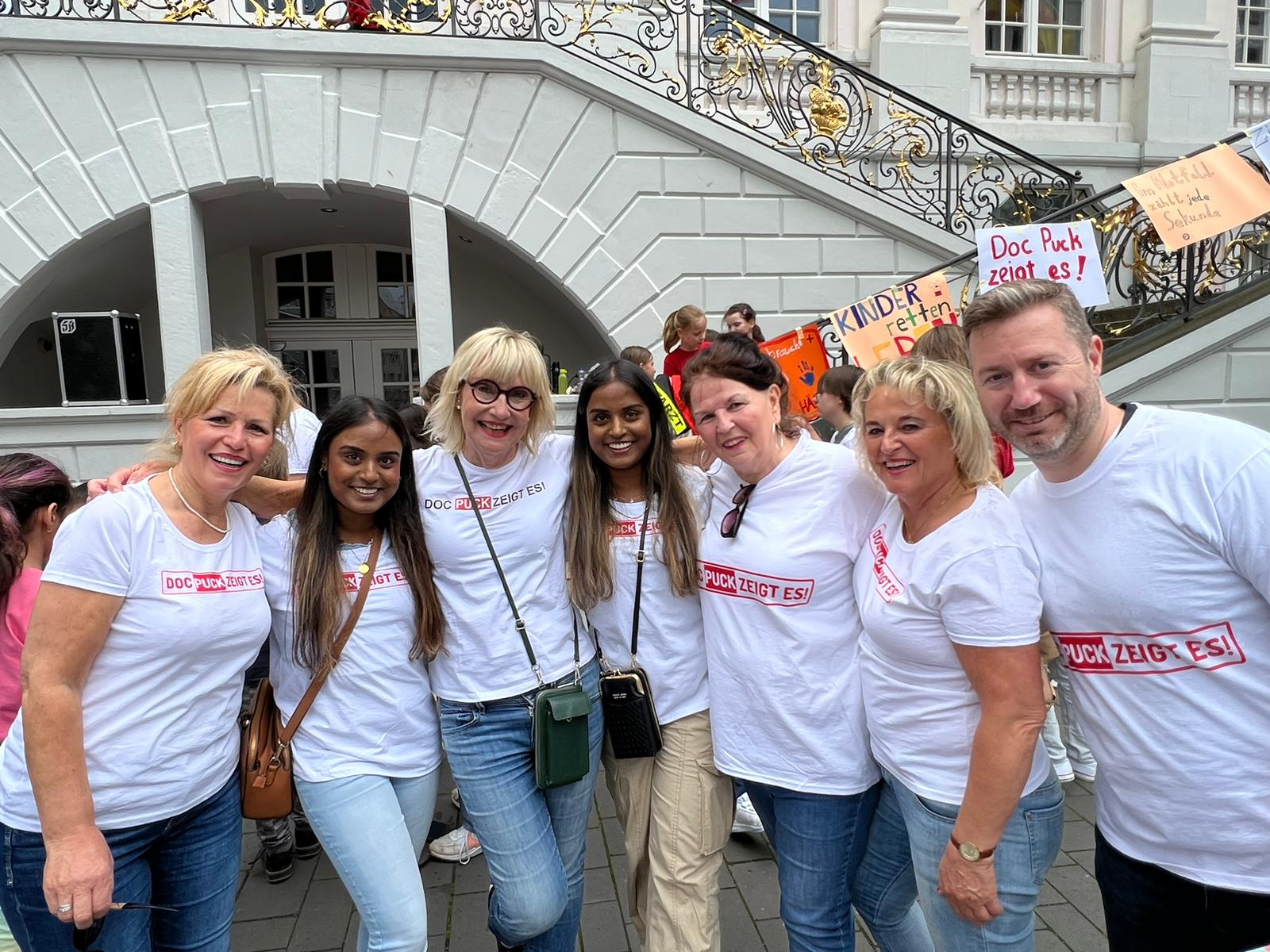 Kinder lernen die stabile Seitenlage